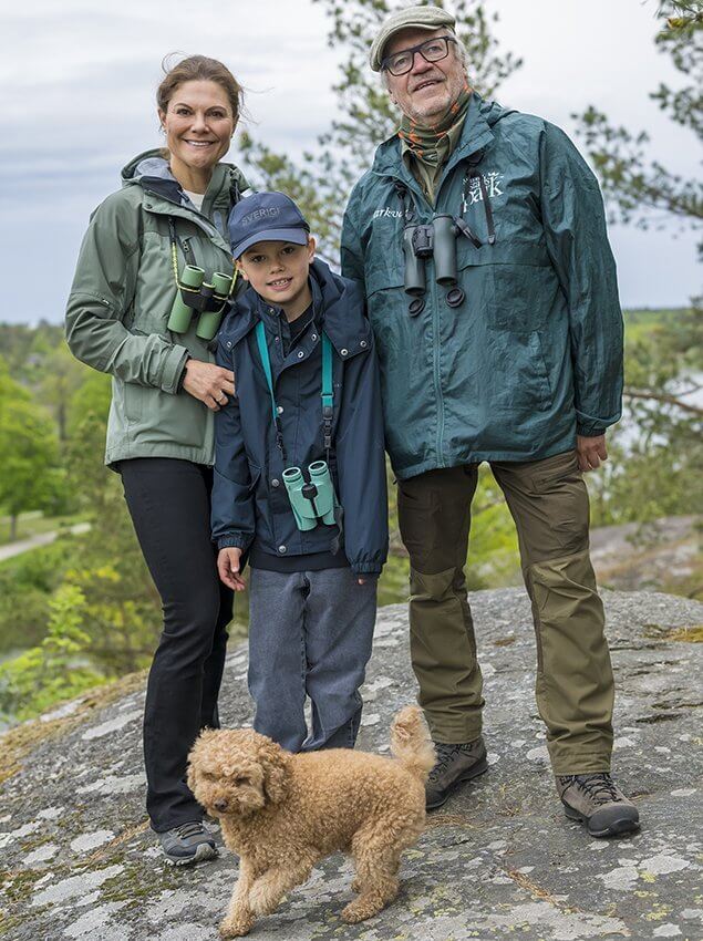 Kronprinsesse Victoria og prins Oscar på fugletur i Hagaparken