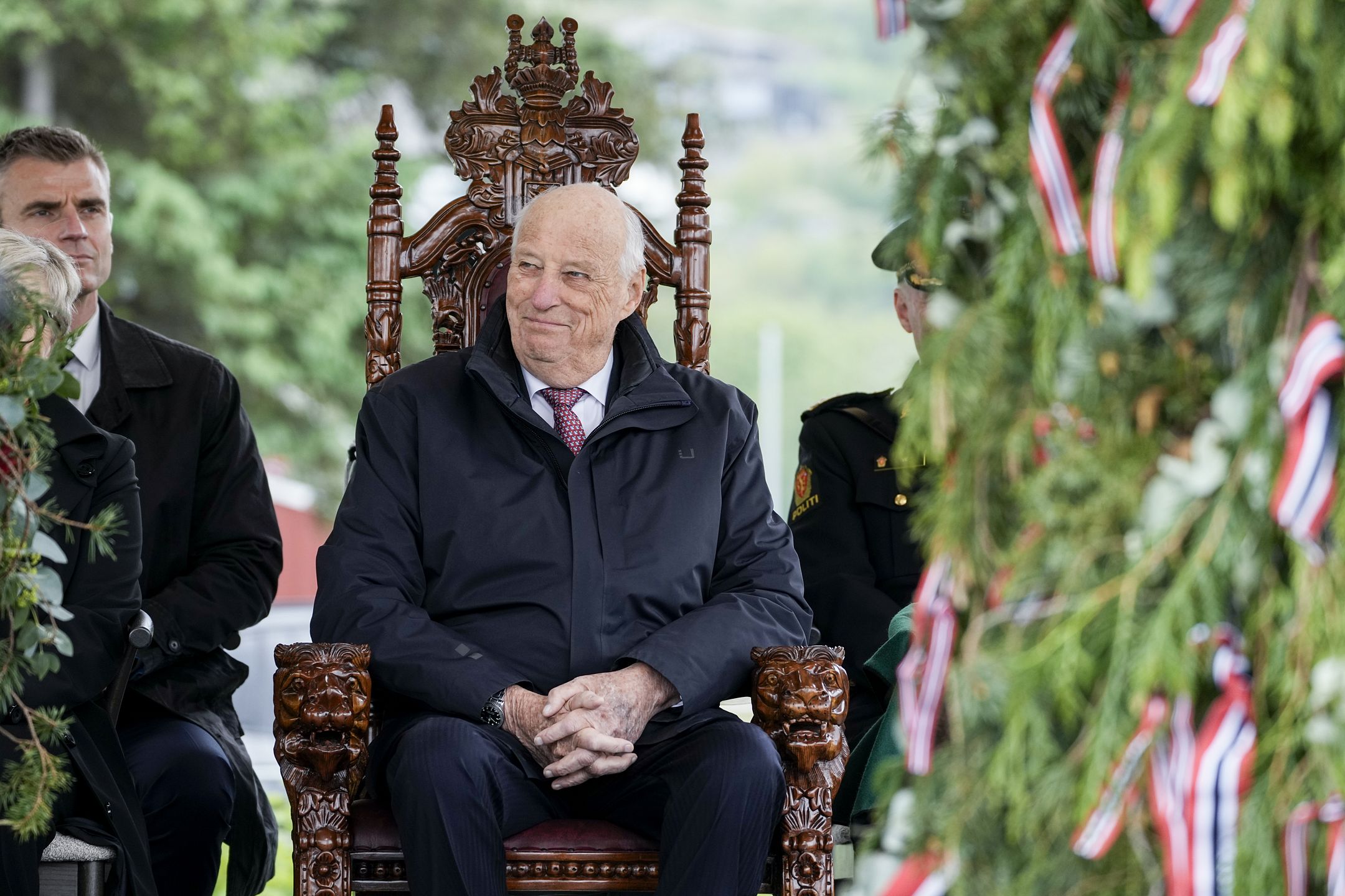 Kong Harald på fylkestur til Vestland uten dronningen