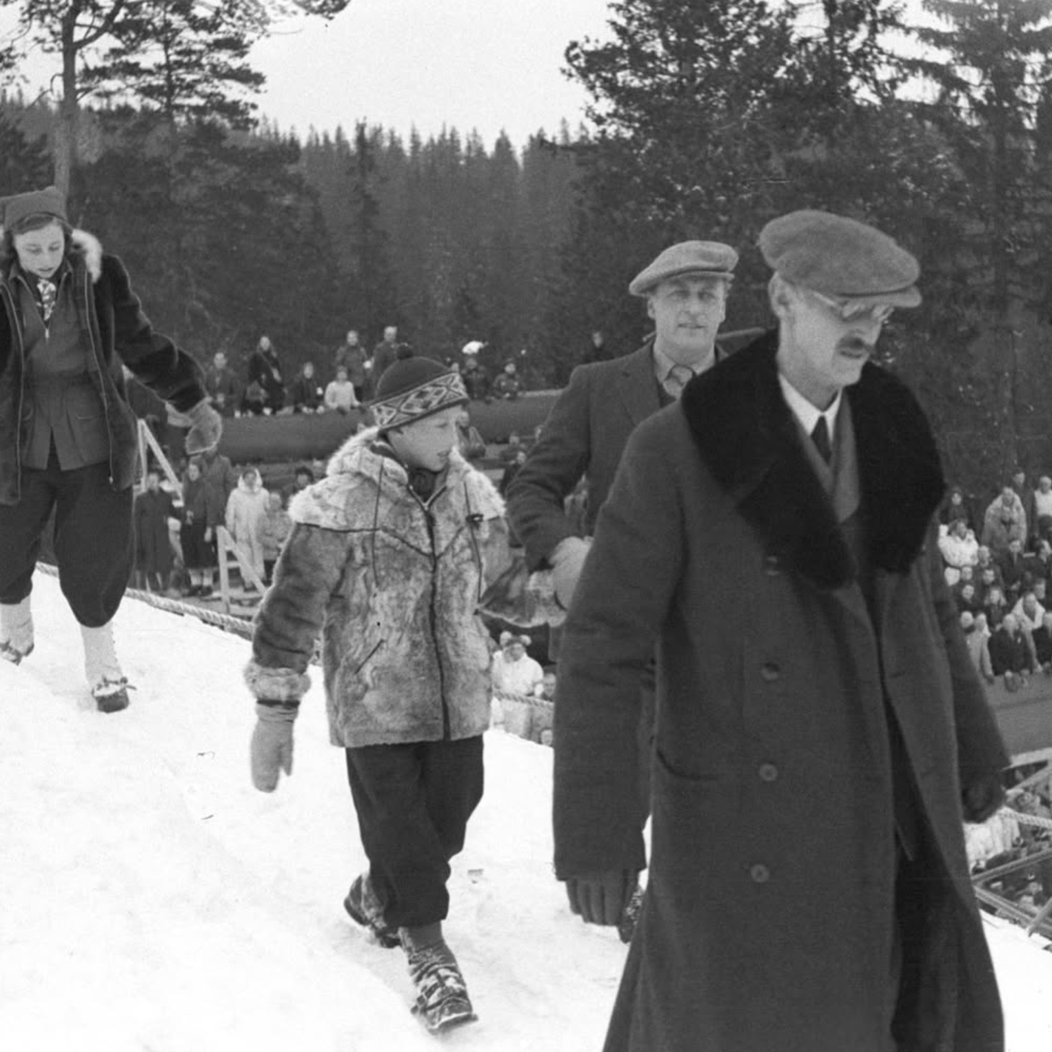 Unge prins Harald med kong Haakon VII i Holmenkollen