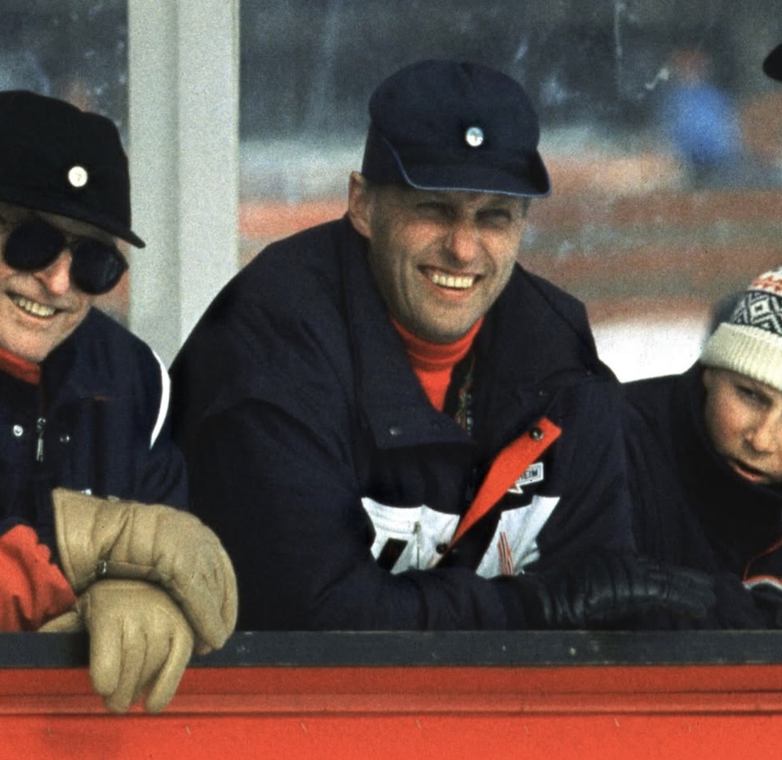 Kong Harald på tribunen i Holmenkollen