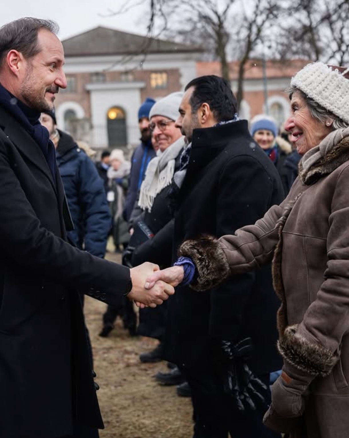 Kronprins Haakon hilser på gjester