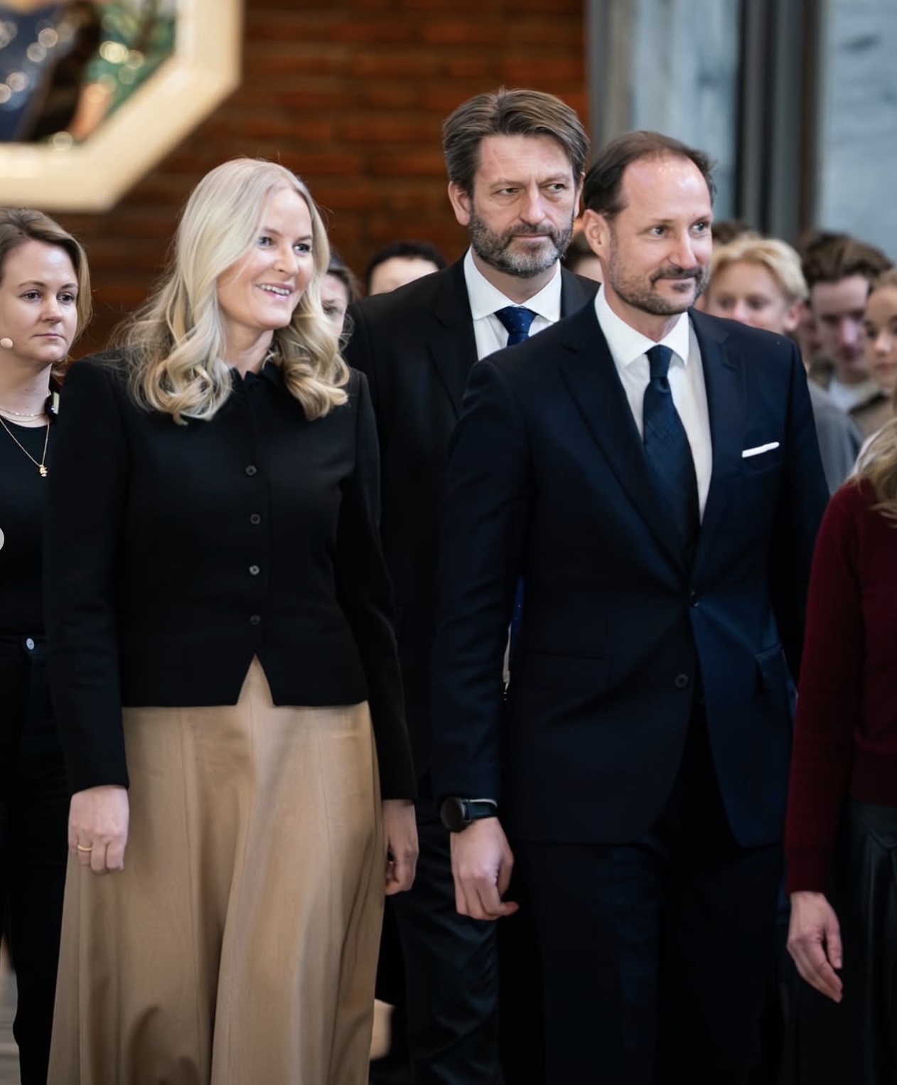 Kronprinsparet minnet Benjamin Hermansen sammen med 800 ungdommer
