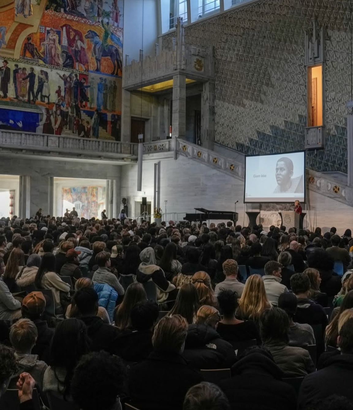 Oslo rådhus fylt med ungdommer