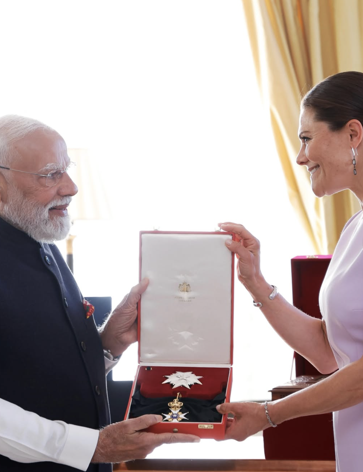 Kronprinsesse Victoria delte ut Nordstjerneordenen til Indias statsminister