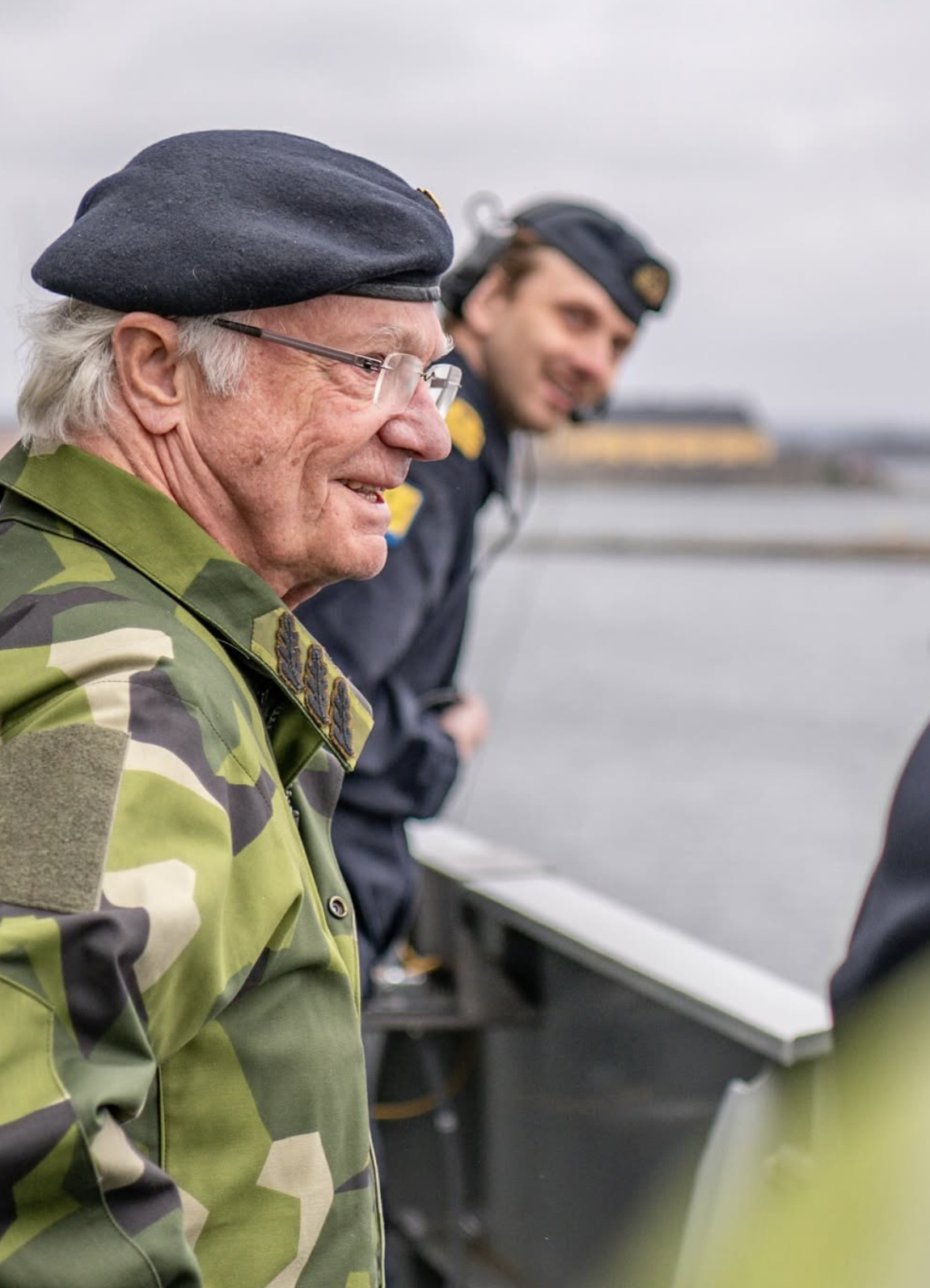 Kong Carl XVI Gustaf besøkte signalspaningsfartøyet HMS Artemis