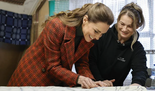 Prinsesse Kate ser på tekstiler