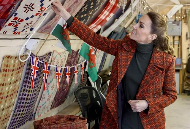 Prinsesse Kate hilser på publikum