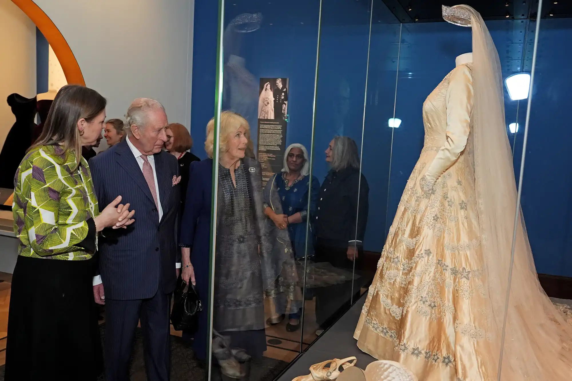 Kong Charles og dronning Camilla besøkte utstilling om dronning Elizabeths stil