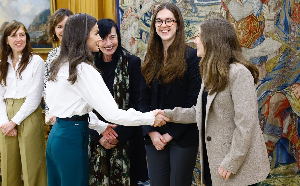 Dronning Letizia i samtale med delegasjonen