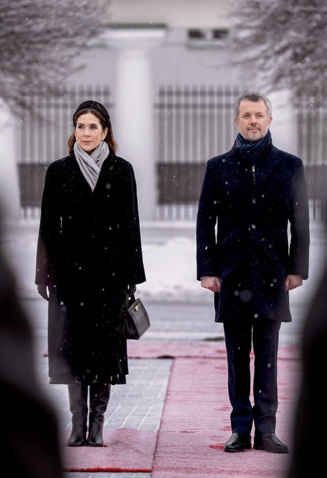 Kong Frederik og dronning Mary i snøvær