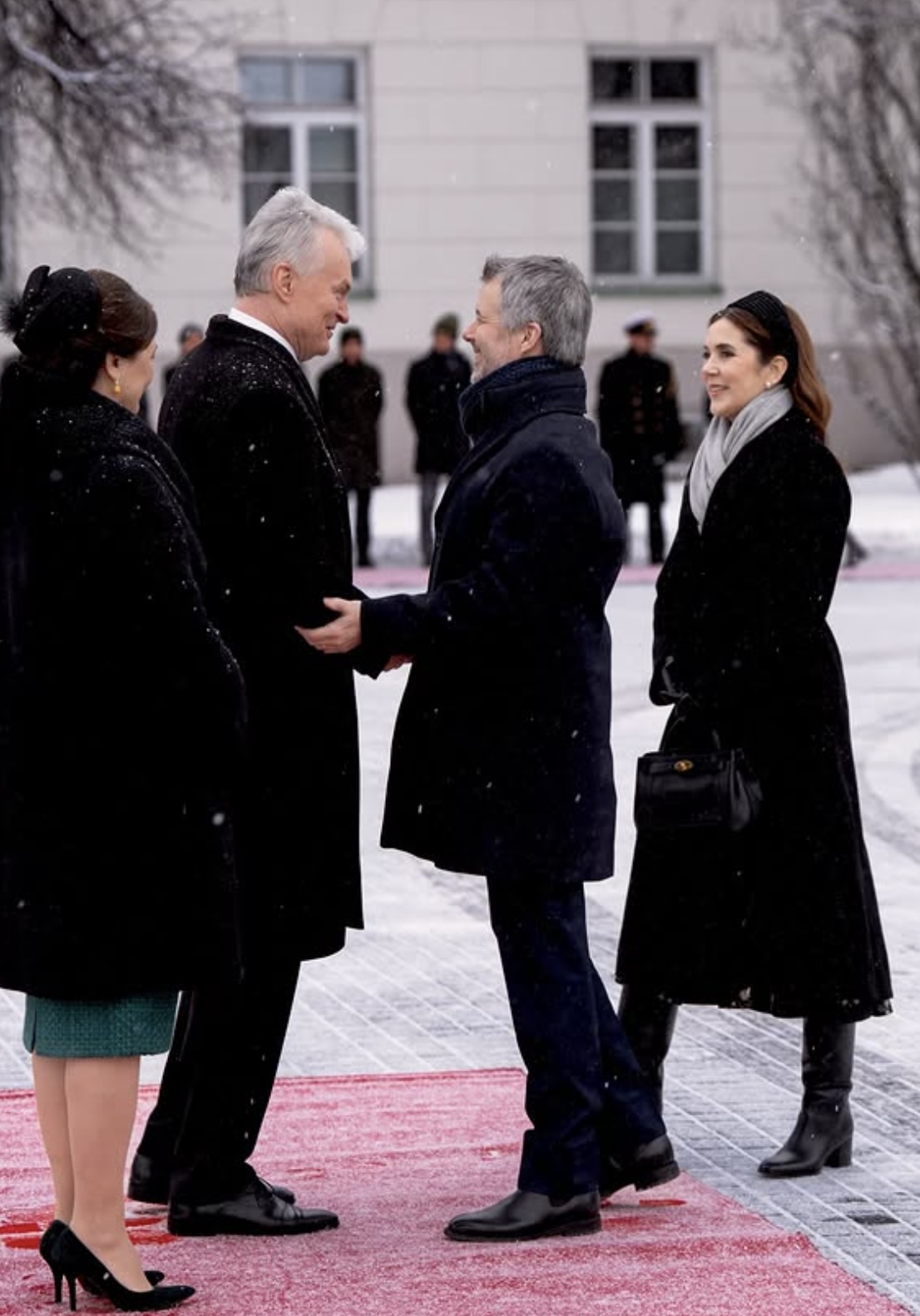 Kong Frederik og dronning Mary ankom Litauen i snøvær