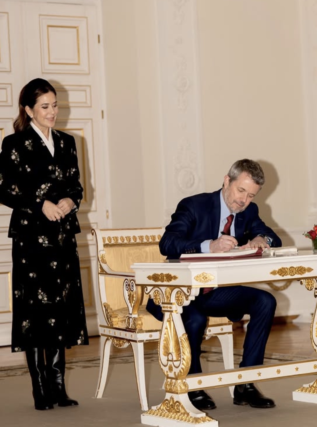Kong Frederik signerer gjesteboken