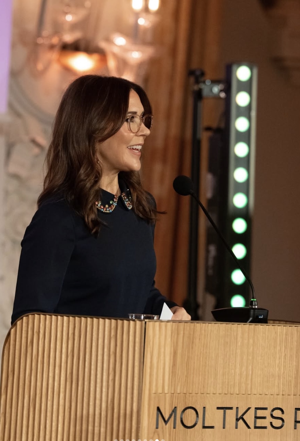 Dronning Mary og elefantskulptur