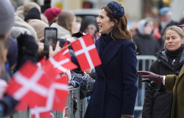 Dronning Mary hilser på publikum