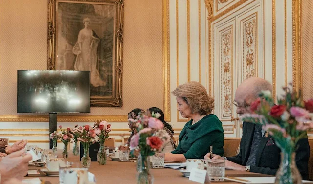 Dronning Mathilde i samtale
