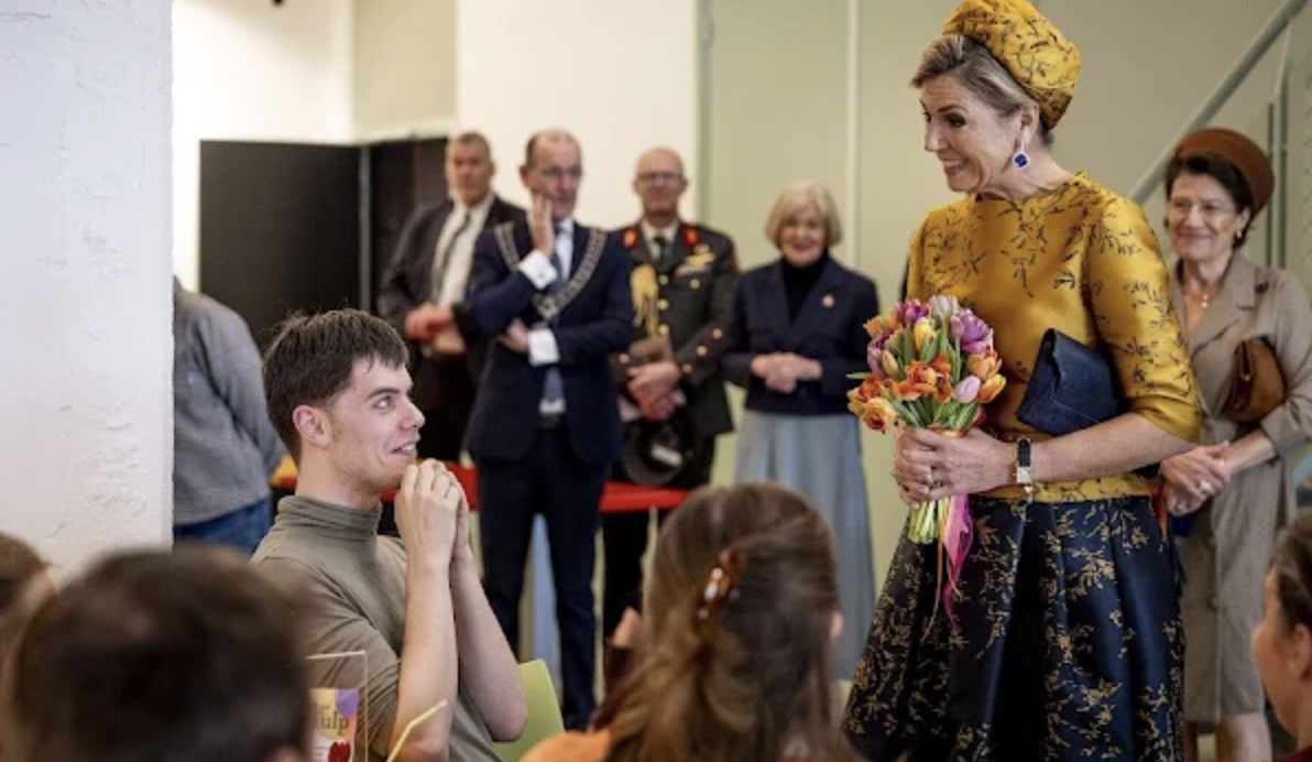Dronning Máxima i samtale med en skuespiller og skoleelever