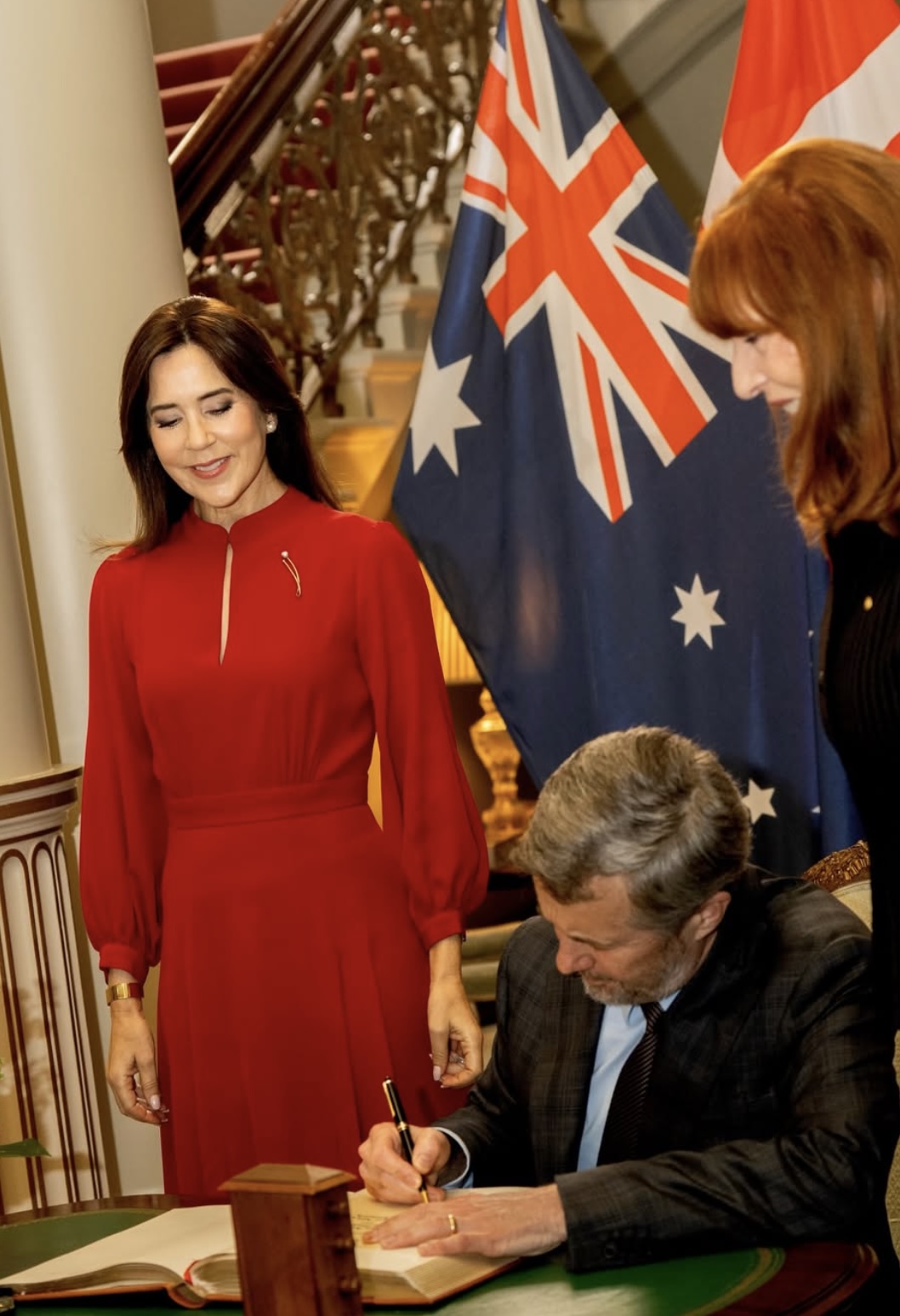 Kong Frederik signerer gjesteboken