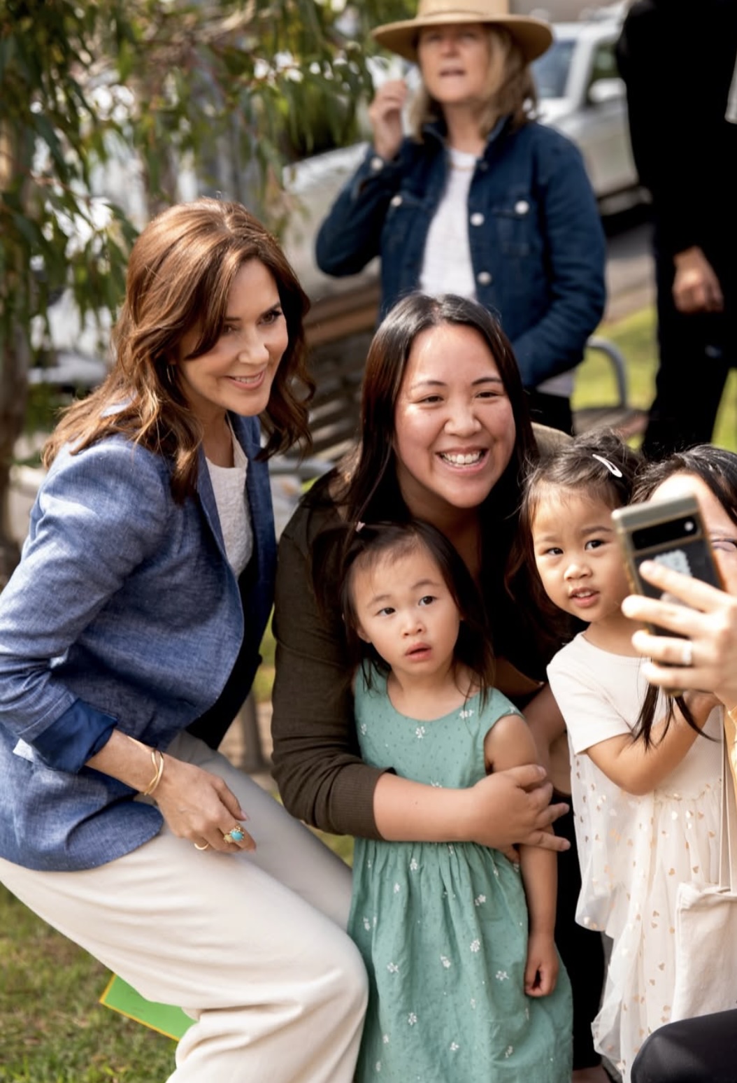 Dronning Mary tar selfie med en familie