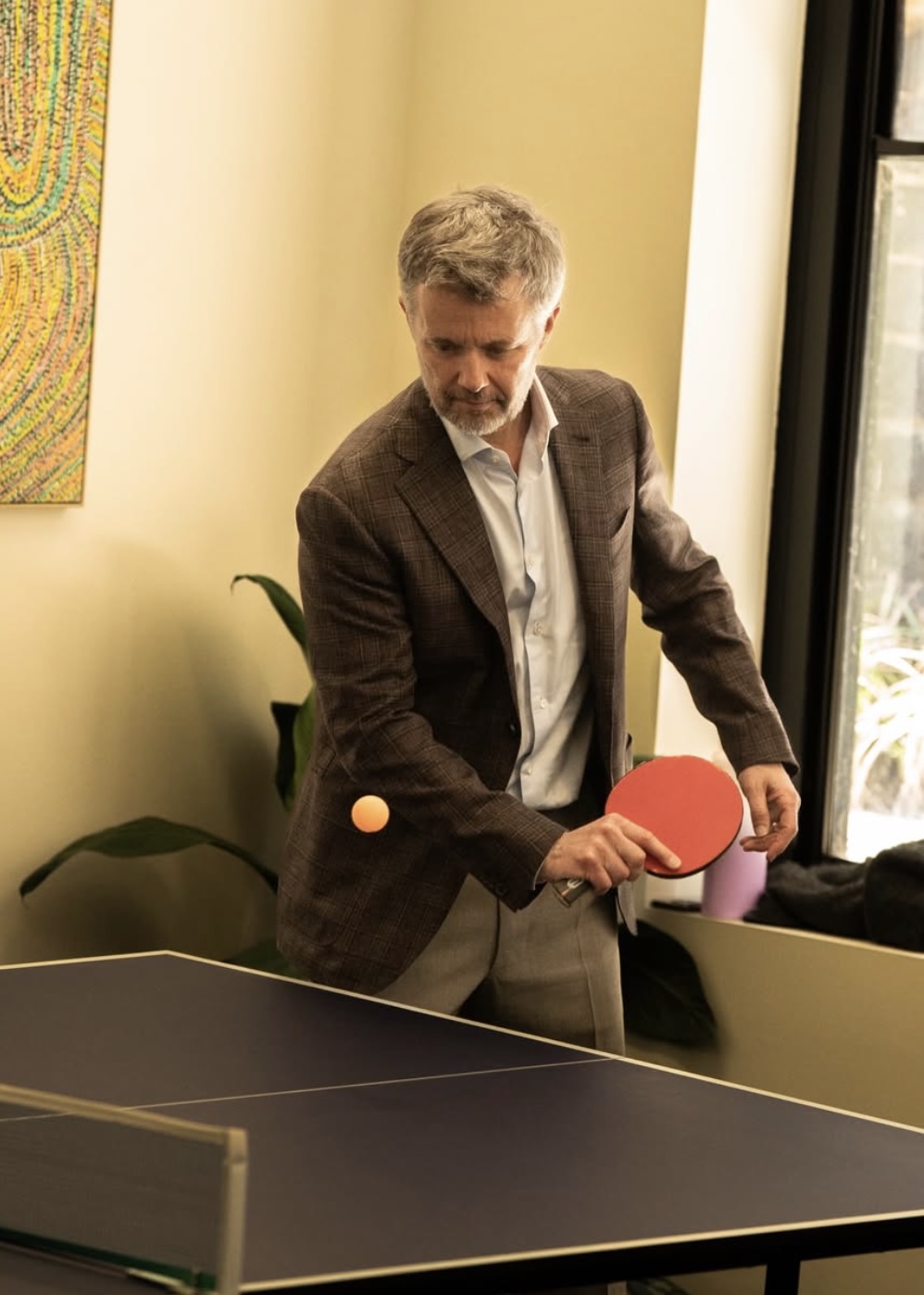 Kong Frederik spiller bordtennis hos Headspace