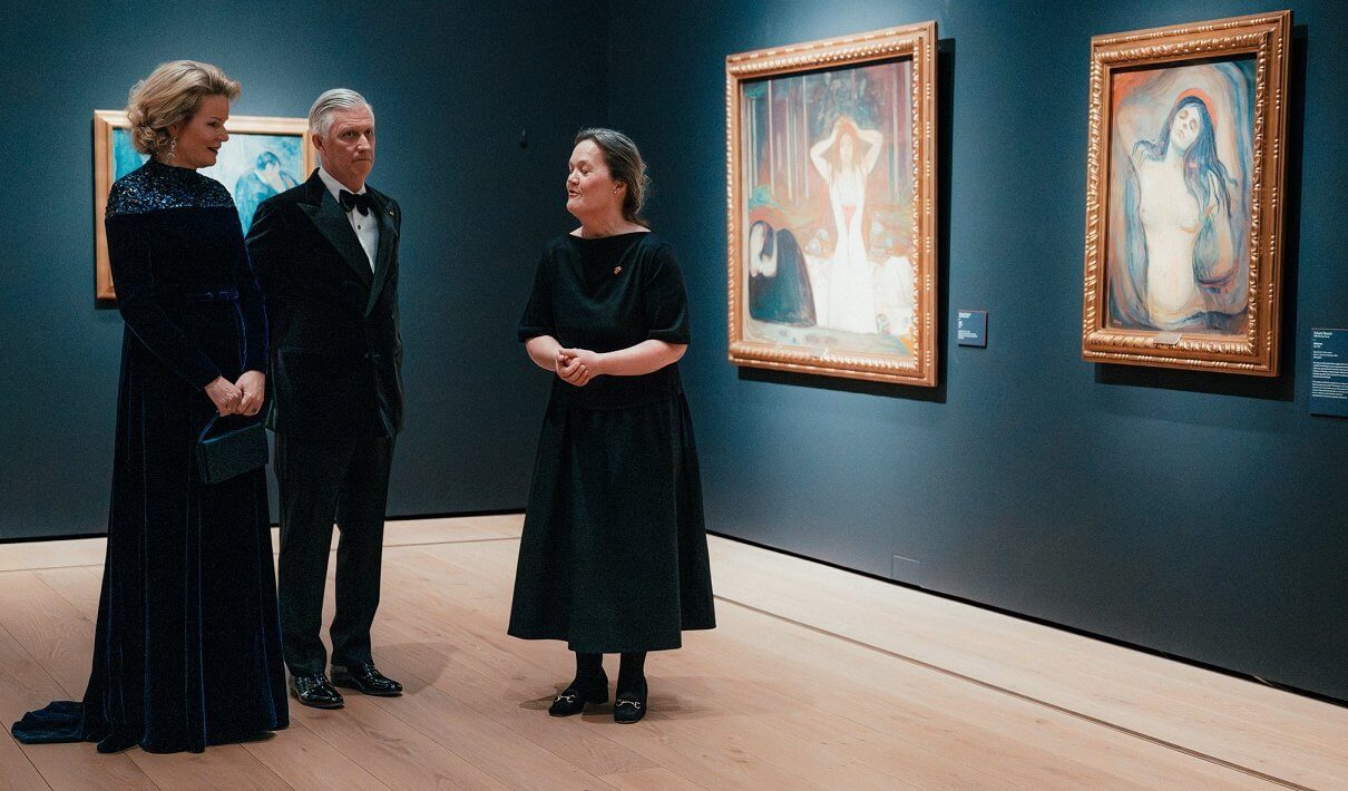 Dronning Mathilde og kong Philippe ser på Munch-malerier