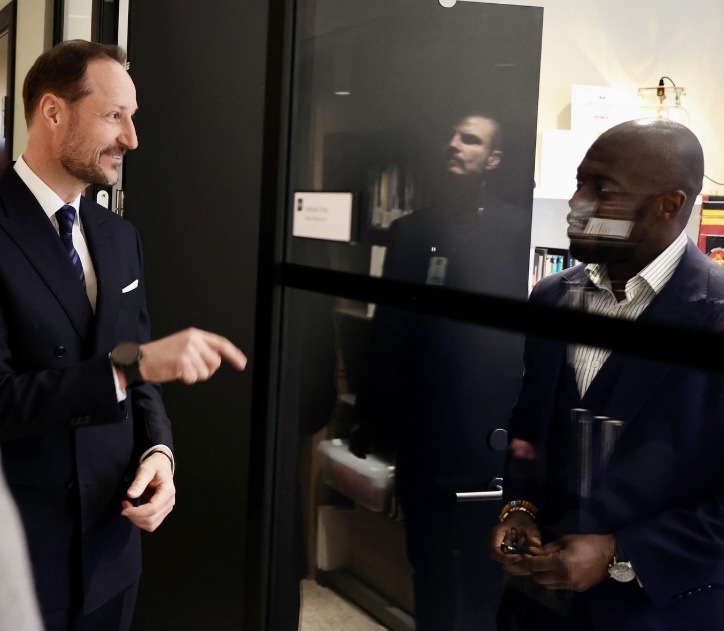Kronprins Haakon i samtale ved NUPI