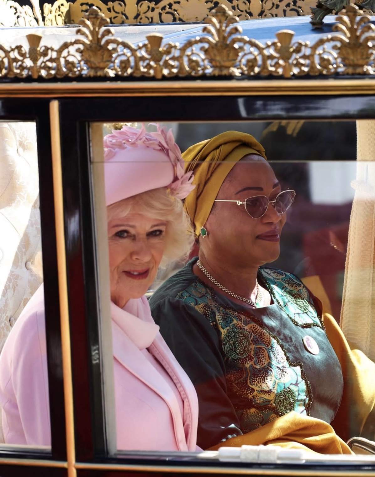 Dronning Camilla og fru Tinubu i hestevogn