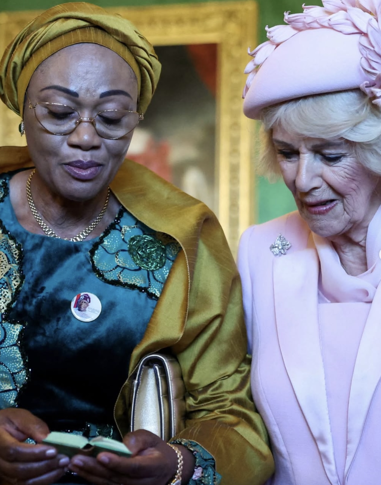 Fru Tinubu og dronning Camilla ser på gjenstander