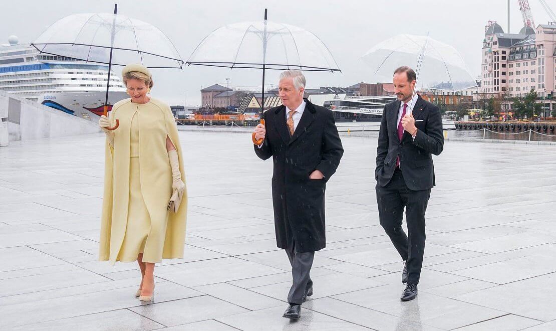 Dronning Mathilde, kong Philippe og kronprins Haakon utenfor Operaen