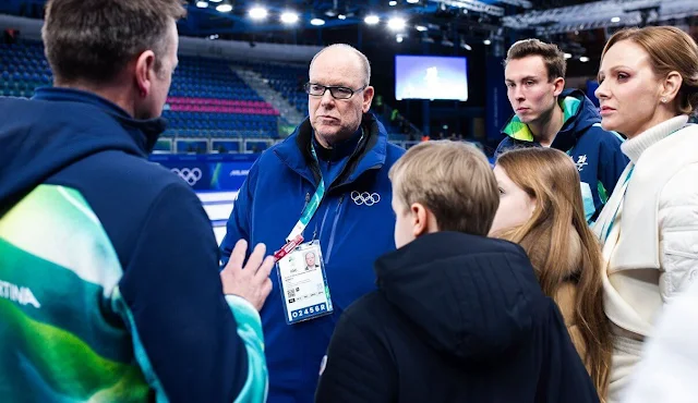 Fyrstefamilien besøker curlinganlegget under OL