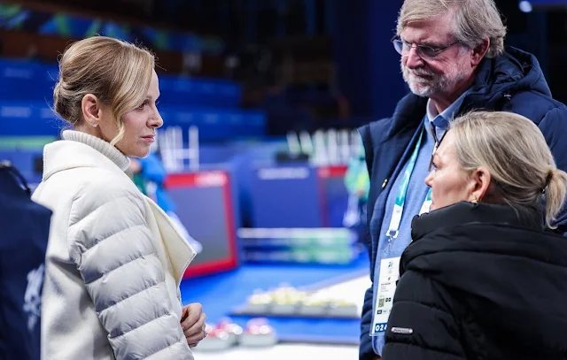 Fyrstefamilien besøker curlinganlegget