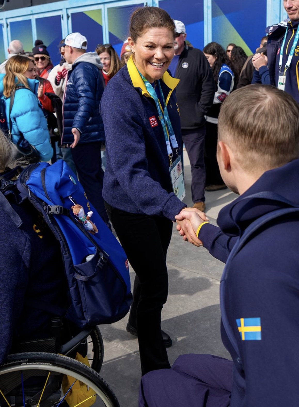 Kronprinsesse Victoria hilser på svensk parautøver