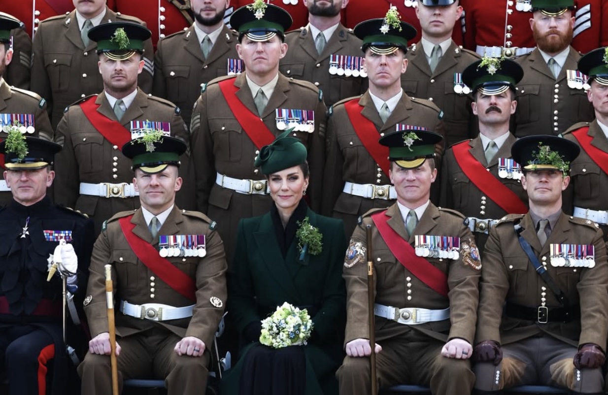 Gruppebilde med Irish Guards