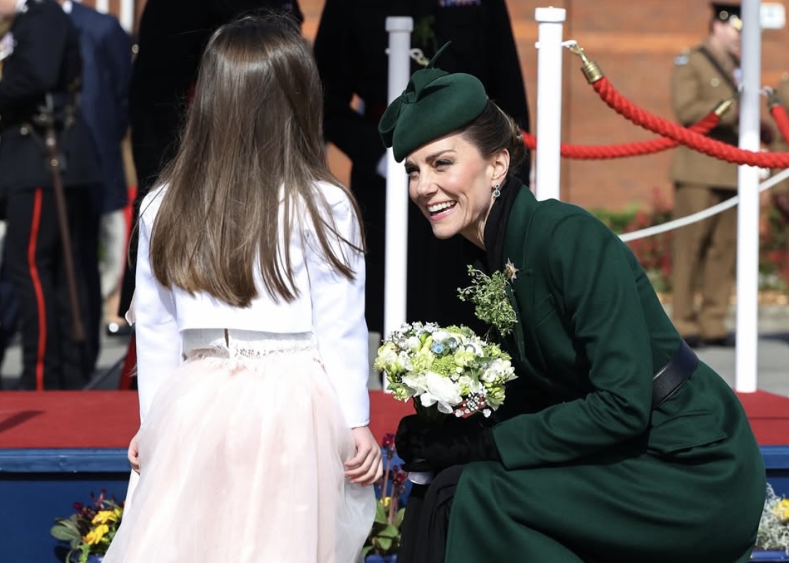Prinsessen av Wales i samtale med en ung jente