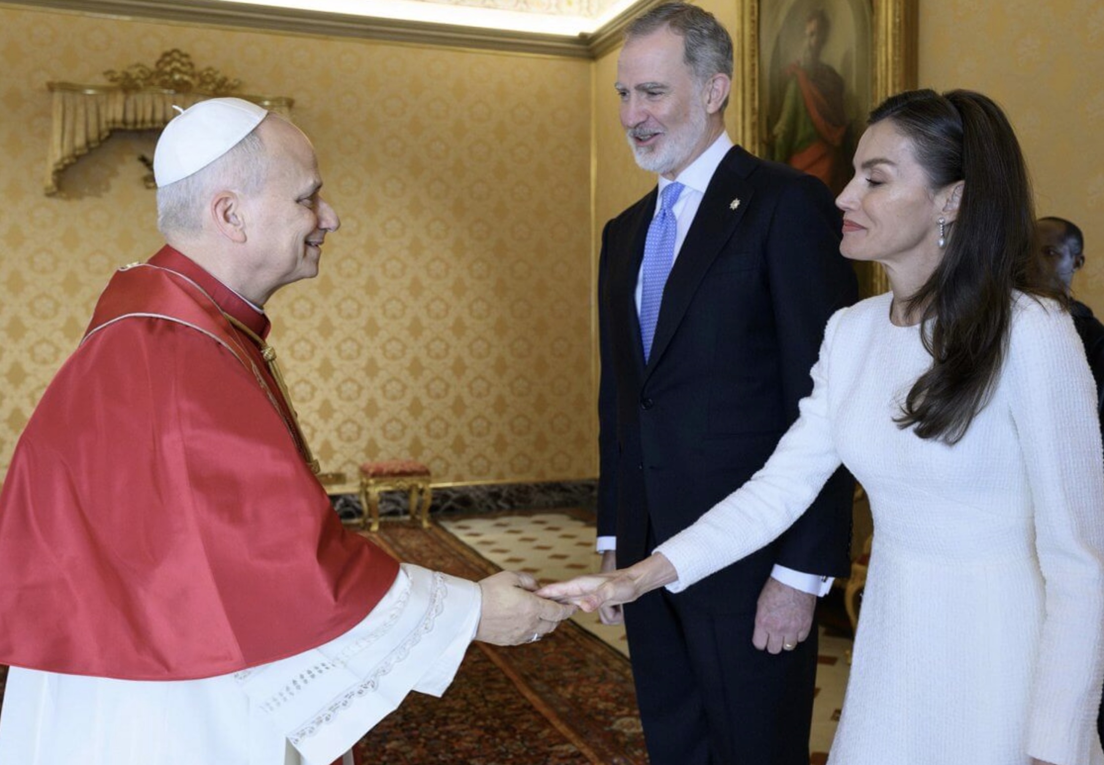 Dronning Letizia hilser på pave Leo XIV