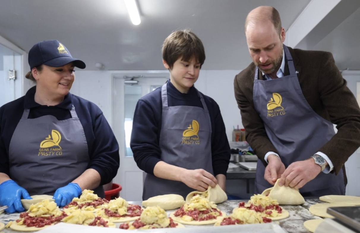Prins William baker pasty sammen med ansatte