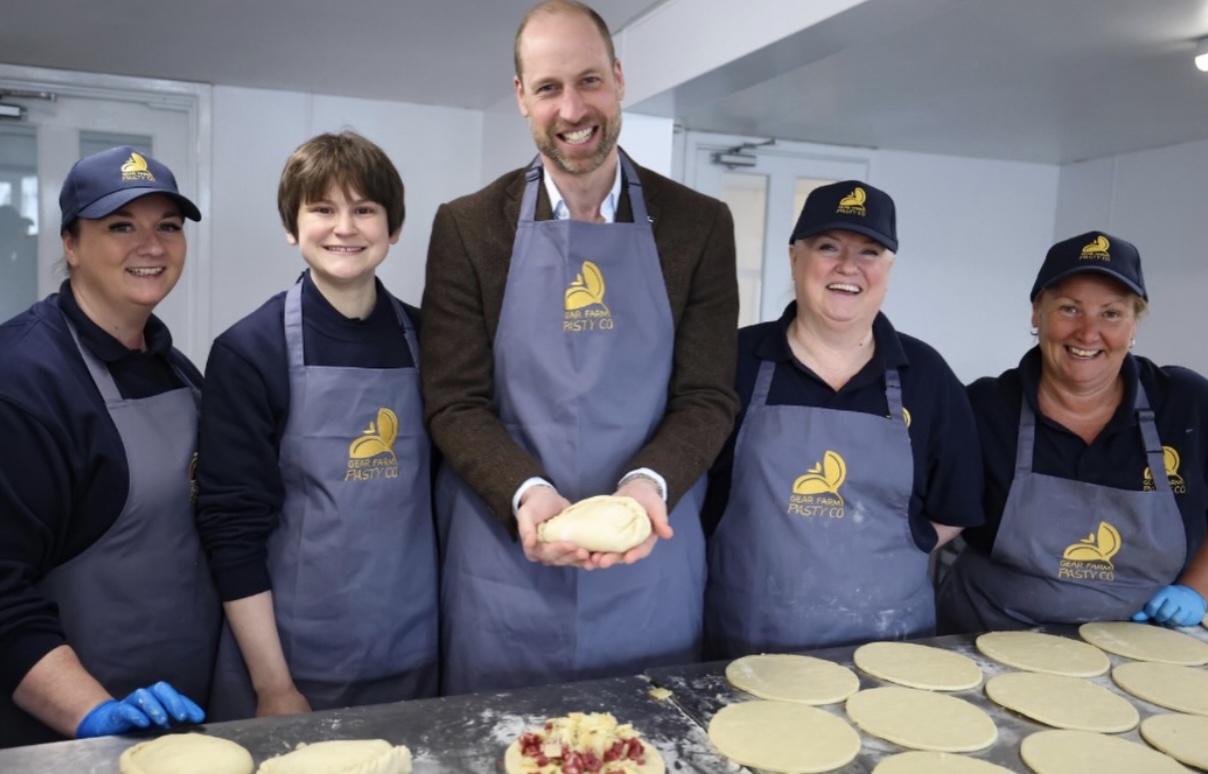 Prins William viser frem sin ferdige pasty