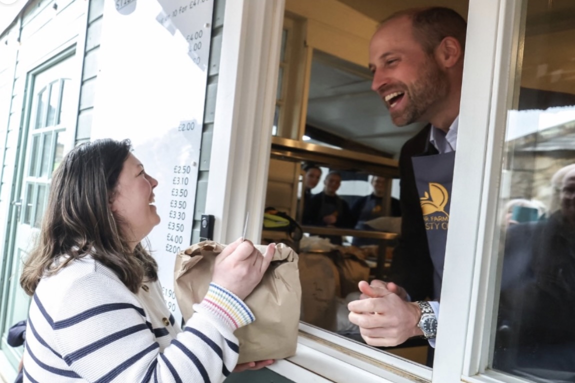 Prins William serverer pastyer fra luken
