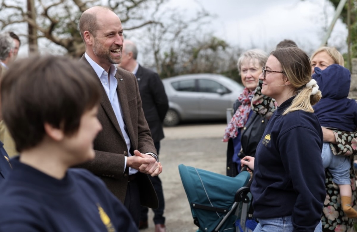 Prins William møter lokalbefolkningen utenfor Gear Farm