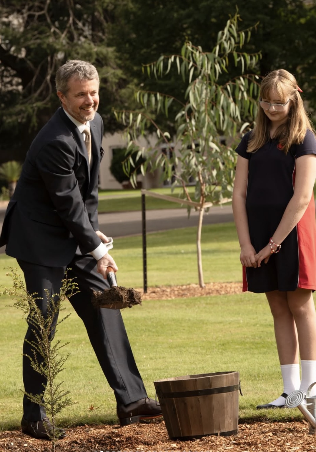 Kong Frederik planter et tre i hagen ved Government House