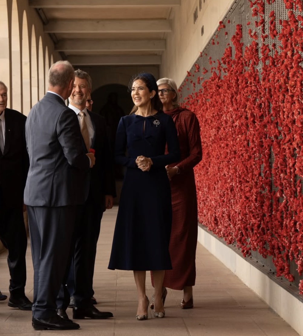 Kongeparet ved valmuevegg på Australian War Memorial