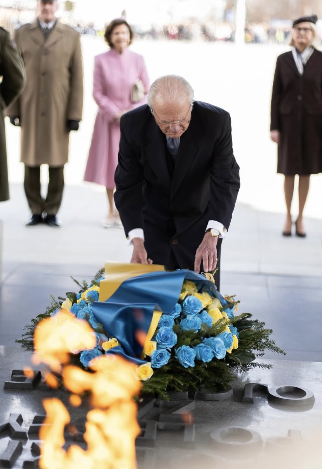 Kongen legger ned krans