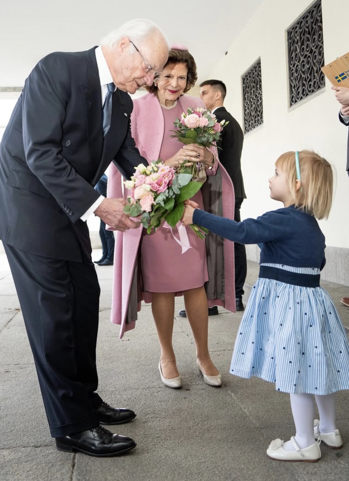 Kongeparet mottar blomster fra en liten jente