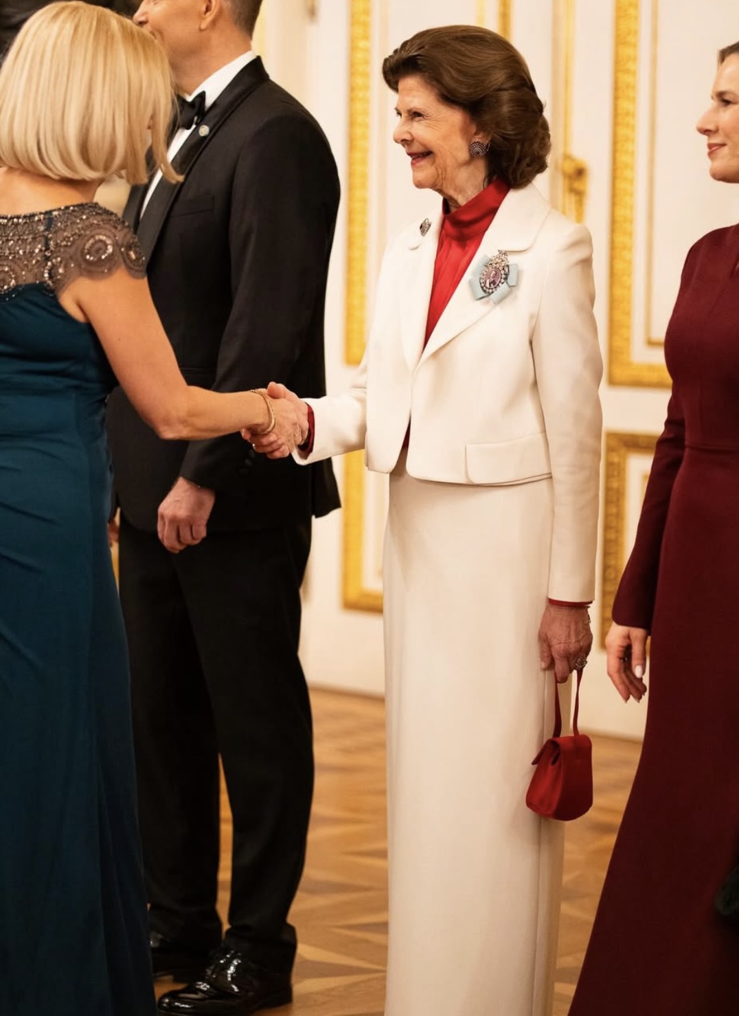 Dronning Silvia hilser på gjester