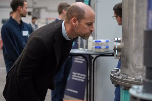 Prins William ser på utstyr