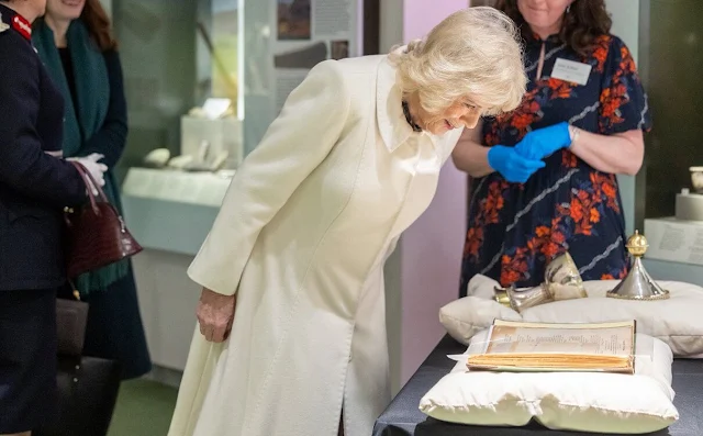 Dronning Camilla ser på historiske dokumenter