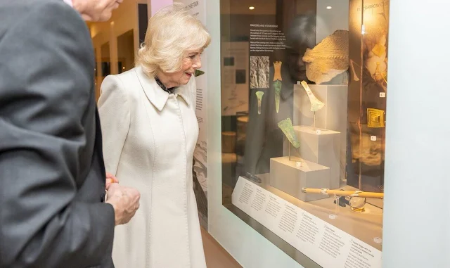 Dronning Camilla ser på utstillingen