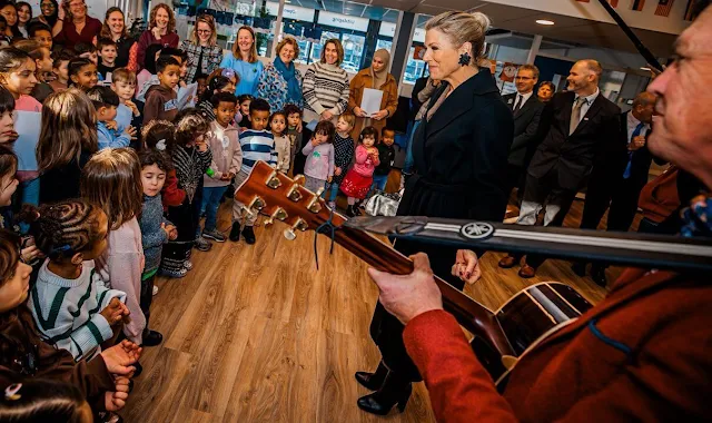 Dronning Máxima lytter til musikk