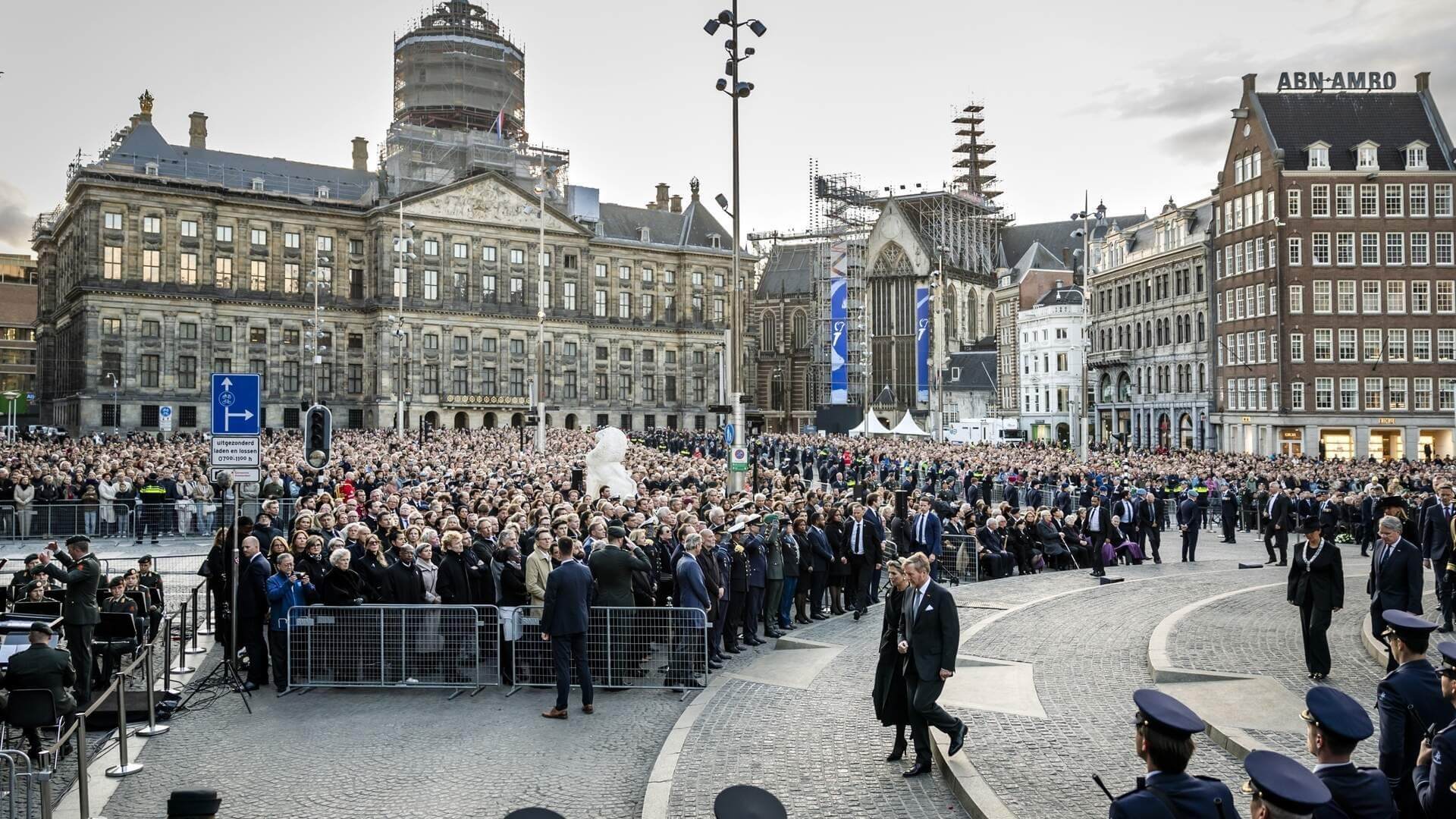 Kongeparet deltok på minnemarkering på Damplassen i Amsterdam