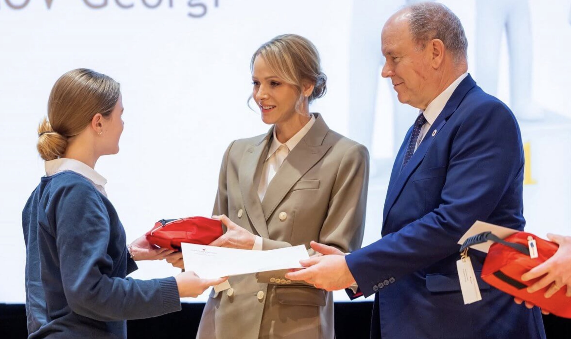 Fyrst Albert og fyrstinne Charlene delte ut førstehjelpsdiplomer
