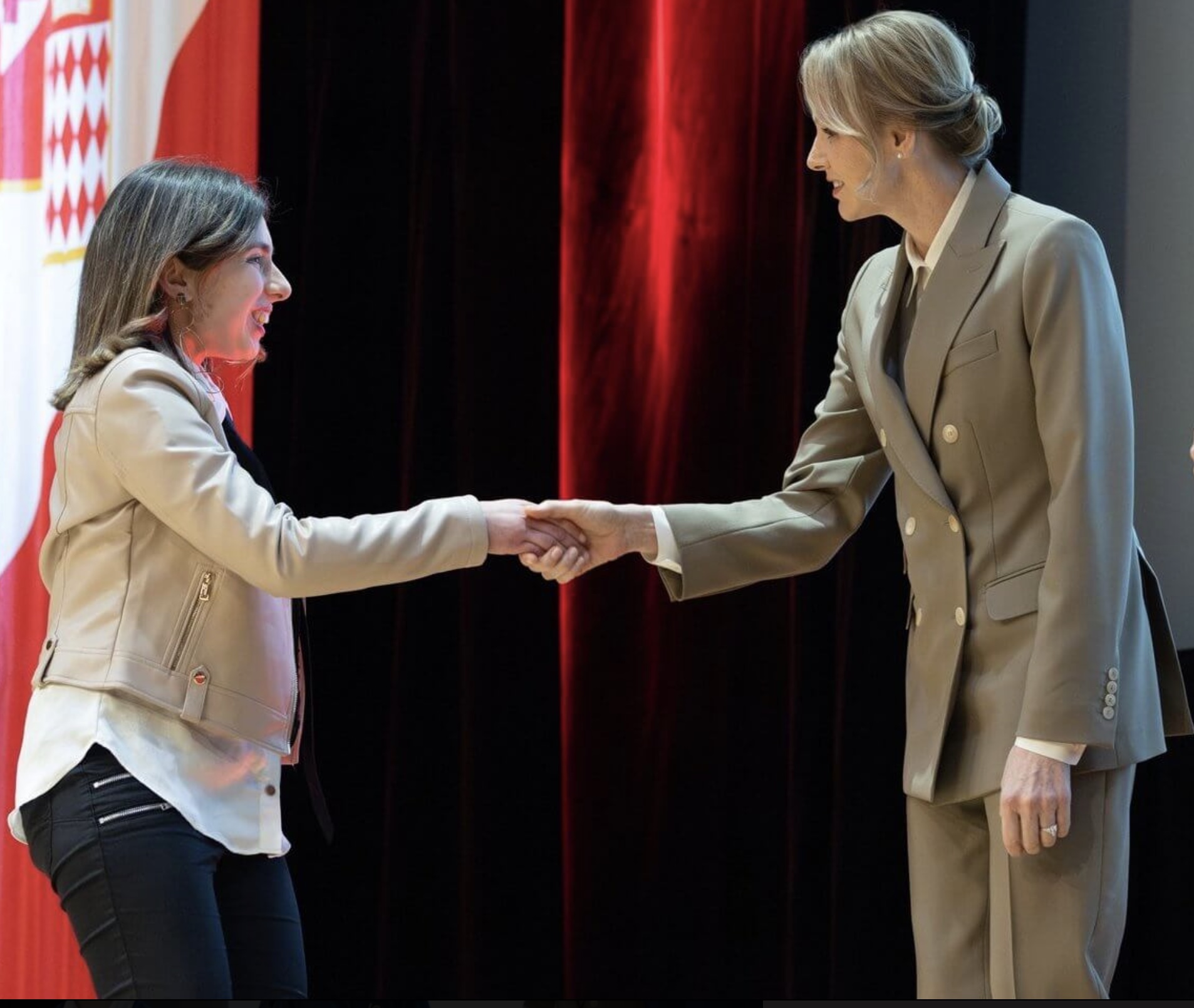 Fyrstinne Charlene gratulerer en mottaker